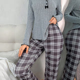 Conjunto De Pijama: CamiConjuntoa Con Ribete De Lechuga En Contraste Y Pantalones A Cuadros