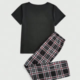 ROMWE Goth Conjunto De Pijama De Estilo Gotico Para Mujeres Con Luna Oscura, Estrellas, Letras, Estampado Digital De Gingham Y Top Y Pantalon De Manga Corta