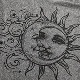 Hippie Camiseta de manga corta con hombros caidos y estampado de sol y cara para mujer de a grande