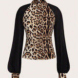 Lady Top con estampado de leopardo de malla en contraste de manga farol de cuello alto