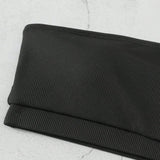 Traje de bano de una sola pieza cortado alto para mujer con escote plano y estampado a rayas negras junto con un conjunto de pantalones cortos