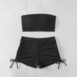 Traje de bano de una sola pieza cortado alto para mujer con escote plano y estampado a rayas negras junto con un conjunto de pantalones cortos