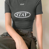 DAZY Camiseta De Manga Corta Slim Fit Con Letras Estampadas Y Corte Corto