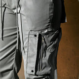 Pantalones jogger cargo con cordon de cintura, bolsillo de solapa con detalle de cremallera lateral, hebilla de dobladillo y tobillo estrecho para uso diario o casual en la calle.