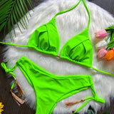 Conjunto de bikini verde de dos piezas con flecos y cuello halter
