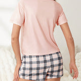 Conjunto de pijama de mujer y nina a juego (se venden 3 conjuntos por separado) de color rosa claro con diseno completo de corazones, luna y perezosos en la parte superior y los shorts