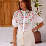 Camisa femenina con cuello alto estampado floral y botones en la parte delantera