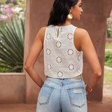 Blusa blanca sin mangas bordada con huecos