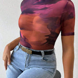 Camiseta Ajustada De Tinte Abstracto Con Nubes Para Mujeres De a Grande Con Cuello Pequeno Levantado