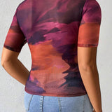 Camiseta Ajustada De Tinte Abstracto Con Nubes Para Mujeres De a Grande Con Cuello Pequeno Levantado