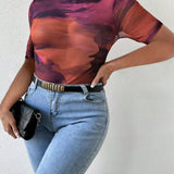 Camiseta Ajustada De Tinte Abstracto Con Nubes Para Mujeres De a Grande Con Cuello Pequeno Levantado