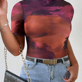 Camiseta Ajustada De Tinte Abstracto Con Nubes Para Mujeres De a Grande Con Cuello Pequeno Levantado