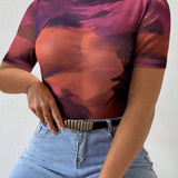 Camiseta Ajustada De Tinte Abstracto Con Nubes Para Mujeres De a Grande Con Cuello Pequeno Levantado