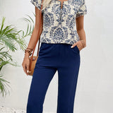 EMERY ROSE Conjunto de dos piezas para damas, con top y pantalon corto con estampado cortado al azar y manga corta.