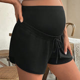 Shorts simples de embarazo de color solido con cintura elastica y lazo