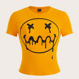 Slayr Camiseta ajustada amarilla con estampado abstracto de cara sonriente, estilo casual de calle para mujeres atractivas de festival de musica de verano 2024