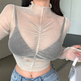 DAZY Top corto entallado para mujeres con cuello alto, pliegues y malla transparente