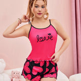 Conjunto de pijamas de verano para mujeres con top de tirantes tipo espagueti y shorts impresos con "Love"