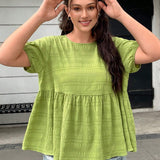 Camisa estilo babydoll para mujer de a etra grande para verano con tela teturizada color verde lima, dobladillo con volantes y manga burbuja suelta