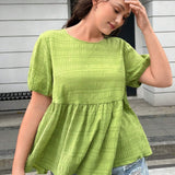 Camisa estilo babydoll para mujer de a etra grande para verano con tela teturizada color verde lima, dobladillo con volantes y manga burbuja suelta