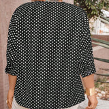 Camisa de lunares negros sobre fondo blanco para mujer de a grande, ideal para llevar diariamente en verano