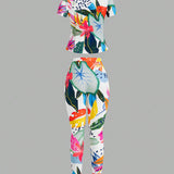 Slayr Conjunto de dos piezas para mujer con estampado tropical completo para vacaciones, compuesto por top de punto de manga corta ajustado con cuello de camisa, dobladillo atado y pantalones ajustados.