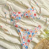 Conjunto de bikini de dos piezas con correa de espagueti, estampado floral con top retorcido y traje de bano separado. Derechos de autor comprados.