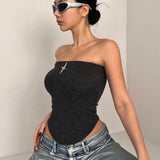 DAZY Top sin tirantes de verano casual para mujeres con dobladillo asimetrico y decoraciones metalicas
