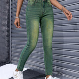 EZwear Jeans verde moderno ajustado a la figura para mujer con apariencia envejecida y combinable con varias prendas