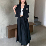 DAZY Conjunto de dos piezas de estilo universitario para mujer, blazer de doble botonadura de manga corta con escudo y falda plisada