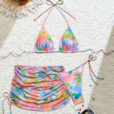 Conjunto de bikini de moda simple con cuello halter y estampado de tie-dye para mujeres durante sus vacaciones con traje de bano separado, camisa y falda a juego.