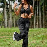 EZwear Conjunto verano ajustado compuesto por top corto negro y blanco con estampado de lunares, con cordon en la parte delantera y pantalones negros acampanados de ajuste cenido