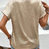 Blusa casual de cuello alto dorado con manga corta