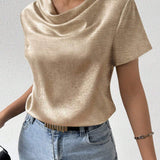 Blusa casual de cuello alto dorado con manga corta