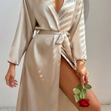 Un conjunto de bata sexy de seda de imitacion para mujer, elegante bata larga de manga larga y uso casual en el hogar con cinturon.