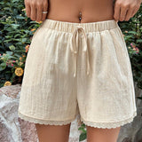 EZwear Shorts blancos casuales de verano con cintura elastica, panel beige y borde de encaje