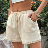 EZwear Shorts blancos casuales de verano con cintura elastica, panel beige y borde de encaje