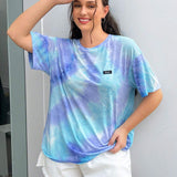 Camiseta larga y holgada estilo Tie Dye para mujeres de a grande con dee decorativo de parche y hombros caidos, cuello redondo, ideal para el verano