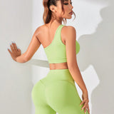 Conjunto de yoga verde-aguacate, top de tanque de hombro oblicuo y shorts