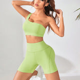 Conjunto de yoga verde-aguacate, top de tanque de hombro oblicuo y shorts