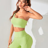 Conjunto de yoga verde-aguacate, top de tanque de hombro oblicuo y shorts