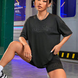 Conjunto atletico de verano para mujeres con camiseta de manga corta con hombros caidos con cuello redondo y shorts, con letras en relieve