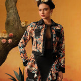 Frida Kahlo X  X Designer KATHARSIS Chaqueta corta con estampado floral de parches, bordado de letras, manga larga y bolsillo con solapa