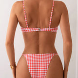 Swim Mod Conjunto de bikini para mujer con estampado de cuadros y ribete de encaje, que presenta un top de natacion con cuello halter y fondos a juego, ideal para vacaciones en la playa
