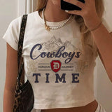 Camiseta blanca de manga corta con estampado de vaquero del oeste para mujer, ajustada y corta, adecuada para el festival de musica de verano Cowboys HORIZON D JOURNEY TIME