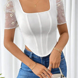 Prive Camiseta ajustada para mujer de verano con cuello cuadrado, mangas puff de malla floral y dobladillo curvo