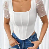 Prive Camiseta ajustada para mujer de verano con cuello cuadrado, mangas puff de malla floral y dobladillo curvo