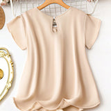 Mujeres de a grande blusa de unicolor con diseno simple de pliegues