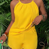 Slayr Elegante conjunto de dos piezas para mujer en amarillo, con tirantes, parte superior suelta con pliegues invertidos delanteros, cinturilla elastica y shorts con dobladillo ondulado