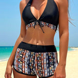 VCAY Conjunto de bikini sexy para vacaciones en la playa para mujer con tirantes de espagueti, top triangular con estampado floral delicado y pantalones cortos impresos con division aleatoria de patron.